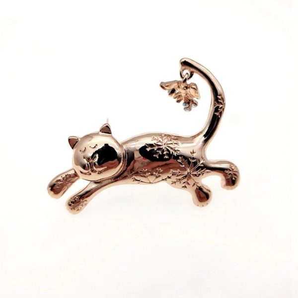 Broche de gato tierno durmiendo dorado