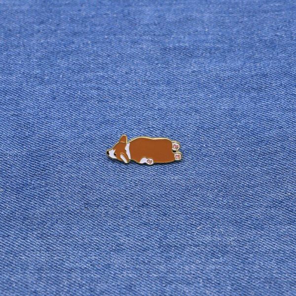 Broche de Corgi reposando boca abajo