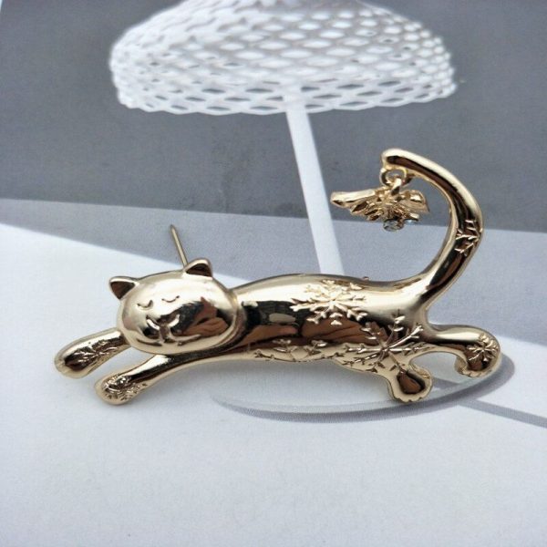 Broche de gato tierno durmiendo dorado