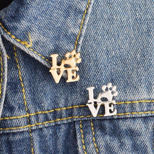 Pin con la palabra “love” con una patita de perro en lugar de la “O”