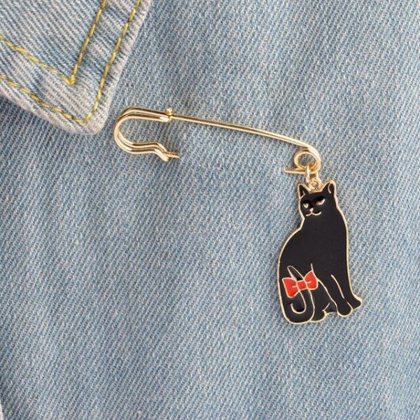 Broche alfiler de ilustración de gatito blanco o negro con moño en la cola