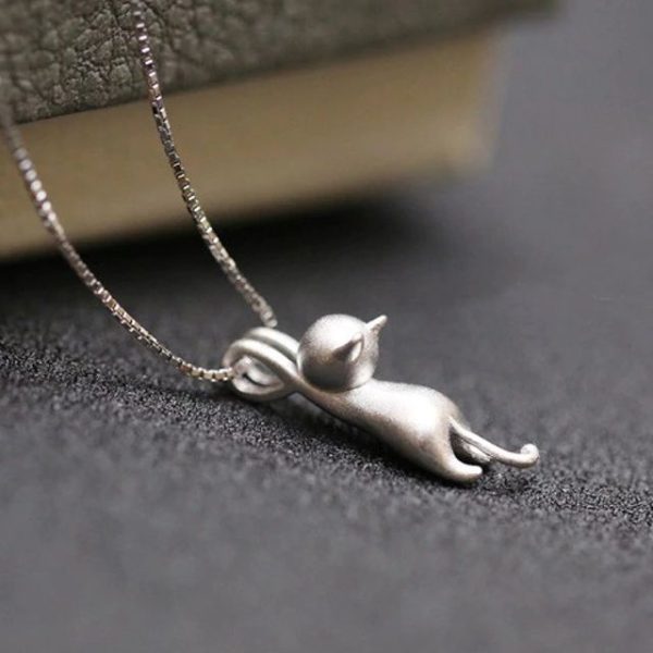 Collar de Plata con gatito agarrándose