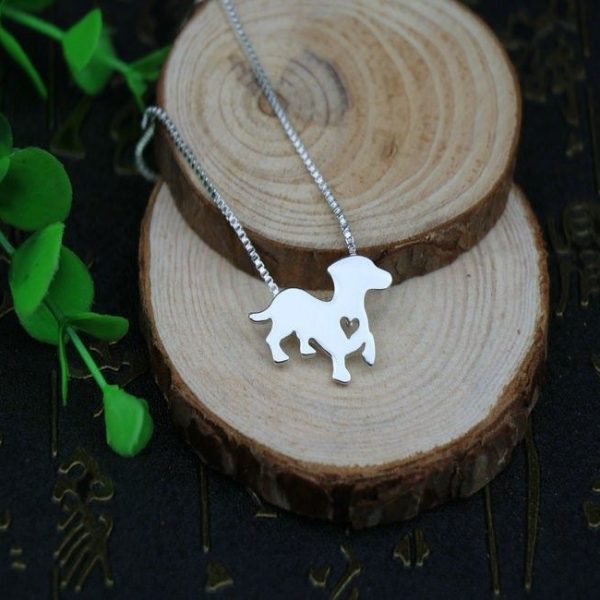 Colgante plateado de perro salchicha